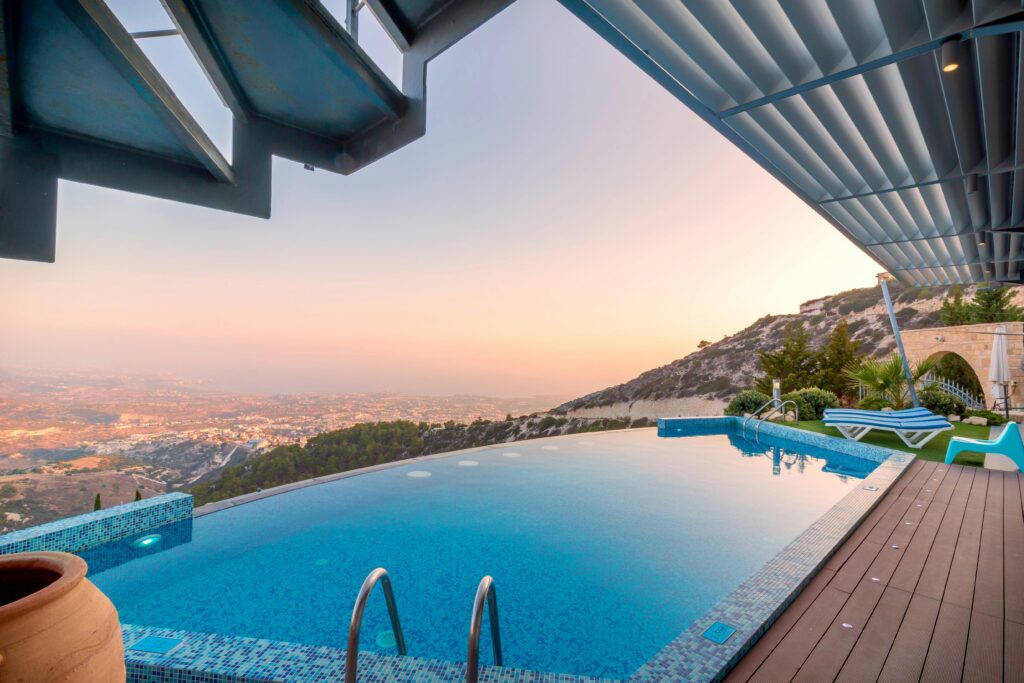 pexels-photo-221457-221457 Piscine à débordement avec vue magnifique