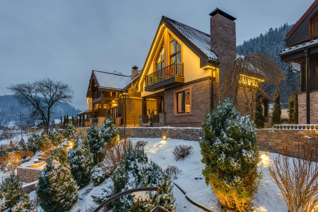 pexels-photo-7746560-7746560-scaled Chalet enneigé avec éclairage extérieur